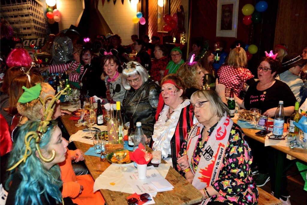 Weiberfastnacht in Marl. Am Donnerstag feierten närrischen Marlerinnen und Marler den Auftakt der tollen Tage.