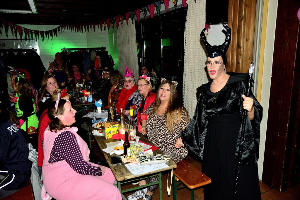Weiberfastnacht in Marl. Am Donnerstag feierten närrischen Marlerinnen und Marler den Auftakt der tollen Tage.