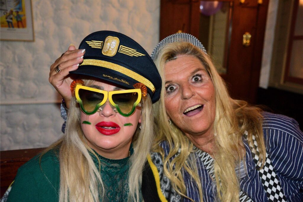 Weiberfastnacht in Marl. Am Donnerstag feierten närrischen Marlerinnen und Marler den Auftakt der tollen Tage.