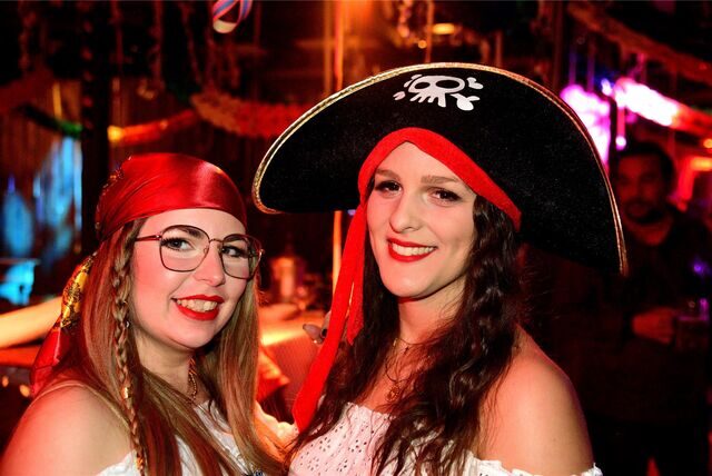 Als Piratinnen entern sie die Vest-Alm: Giuliana und Charline in Feierlaune
