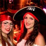 Als Piratinnen entern sie die Vest-Alm: Giuliana und Charline in Feierlaune