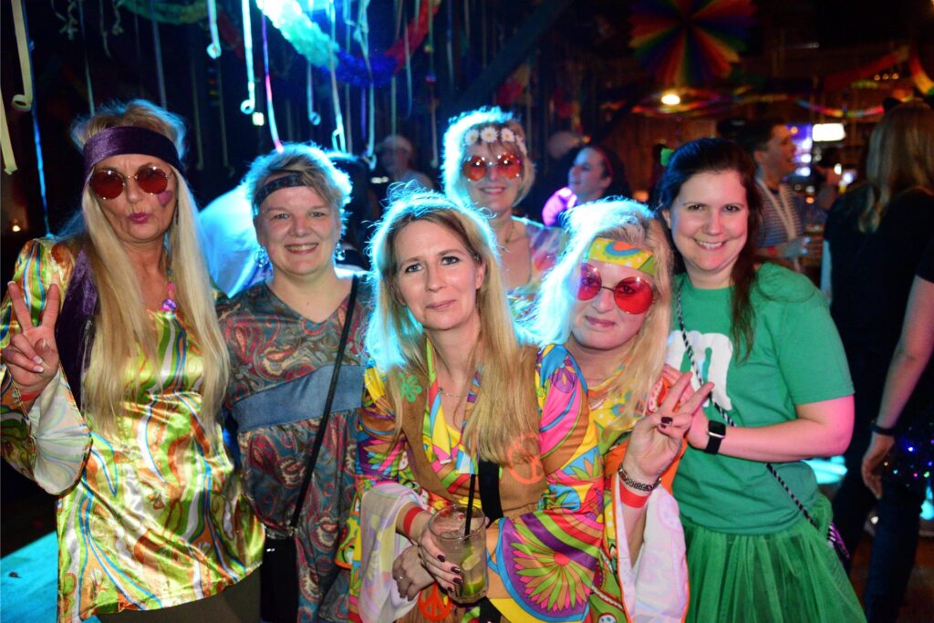 Weiberfastnacht in Marl. Am Donnerstag feierten närrischen Marlerinnen und Marler den Auftakt der tollen Tage.