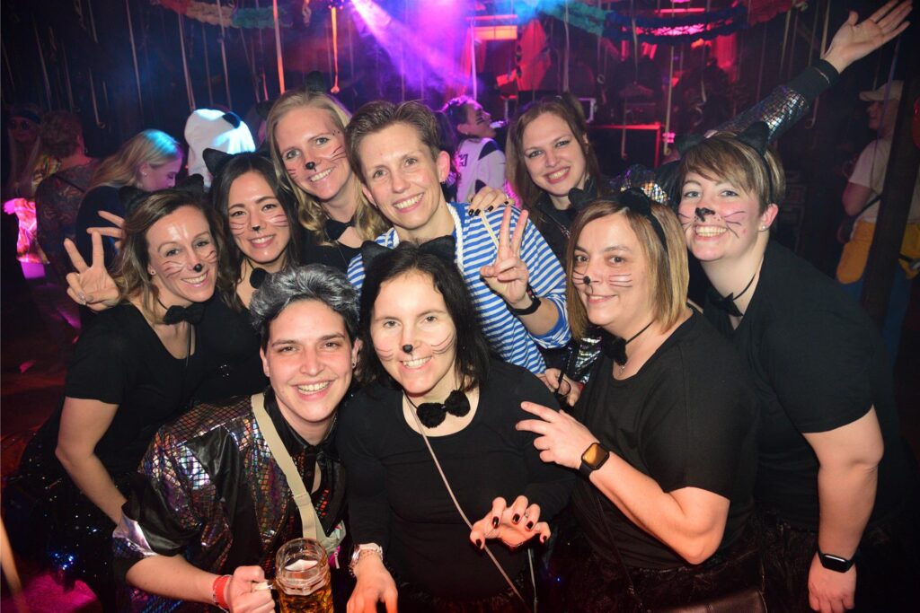 Weiberfastnacht in Marl. Am Donnerstag feierten närrischen Marlerinnen und Marler den Auftakt der tollen Tage.