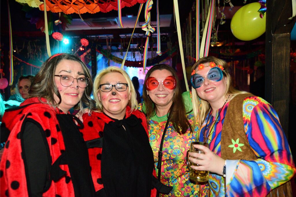 Weiberfastnacht in Marl. Am Donnerstag feierten närrischen Marlerinnen und Marler den Auftakt der tollen Tage.