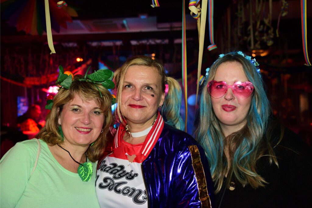 Weiberfastnacht in Marl. Am Donnerstag feierten närrischen Marlerinnen und Marler den Auftakt der tollen Tage.