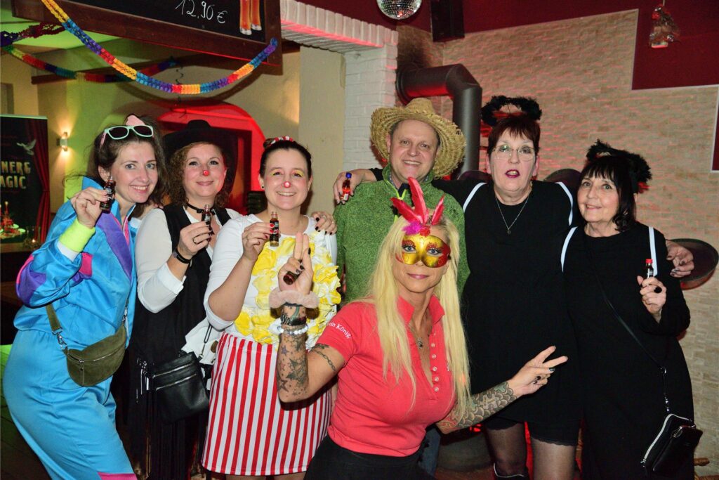Weiberfastnacht in Marl. Am Donnerstag feierten närrischen Marlerinnen und Marler den Auftakt der tollen Tage.
