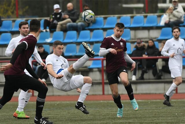 Der  FC Frohlinde II (weiße Trikots) führte im Testspiel gegen den SV Wacker Obercastrop II zur Pause mit 2:1 – und verlor am Ende mit 2:6.