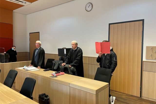 Der angeklagte Kindsvater aus Selm (ganz rechts neben seinem Anwalt Lars Volkenborn) und die Mutter aus Herten (2.v.l.) im November 2021 kurz vor Beginn des zweiten Prozesses am Bochumer Landgericht.