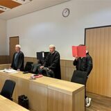 Der angeklagte Kindsvater aus Selm (ganz rechts neben seinem Anwalt Lars Volkenborn) und die Mutter aus Herten (2.v.l.) im November 2021 kurz vor Beginn des zweiten Prozesses am Bochumer Landgericht.