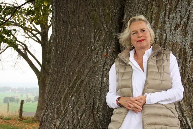 Susanne Petz ist ehemalige Waltroperin, sie steht hier an einen Baum gelehnt.