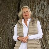 Susanne Petz ist ehemalige Waltroperin, sie steht hier an einen Baum gelehnt.