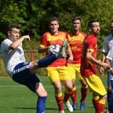 Der FC Castrop-Rauxel (weiße Hemden) gewann das Hinspiel gegen Mengede 08/20 (rote Hemden) mit 0:2. Das Rückspiel ging mit 3:1 an Mengede.