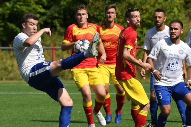 Der FC Castrop-Rauxel (weiße Hemden) gewann das Hinspiel gegen Mengede 08/20 (rote Hemden) mit 0:2. Das Rückspiel ging mit 3:1 an Mengede.