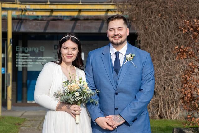 Wiktoria und Hendrik Dornfeld gehören zu den jüngsten unter den 100 Brautpaaren, die wir bislang am Standesamt Castrop-Rauxel begleitet haben. Beide waren am Hochzeitstag 22 Jahre alt.