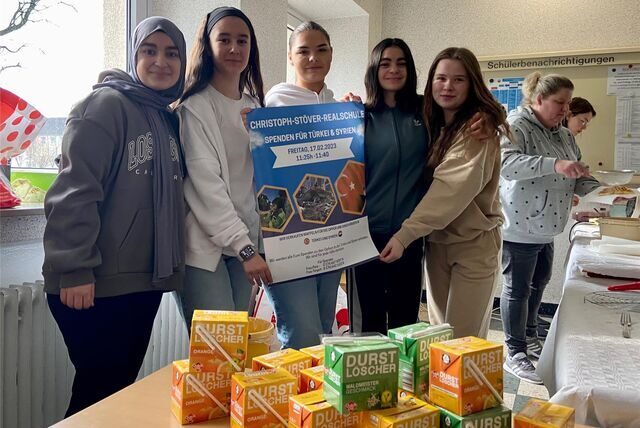Esra Musluoglu, Ecrin Yilmaz, Jolina Zahirovic, Arzu Soydogan und Ann-Kathrin Peis (v.l.) haben in Oer-Erkenschwick Waffeln verkauft, um Spenden für Kinder im Erdbebengebiet zu sammeln