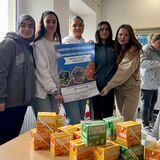 Esra Musluoglu, Ecrin Yilmaz, Jolina Zahirovic, Arzu Soydogan und Ann-Kathrin Peis (v.l.) haben in Oer-Erkenschwick Waffeln verkauft, um Spenden für Kinder im Erdbebengebiet zu sammeln