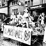 1939 fährt vor dem Hauptbahnhof der Motivwagen „Palmkirmes“ vorbei.