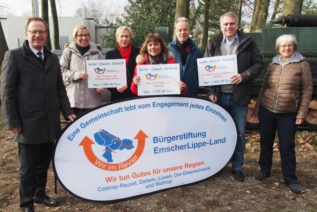 Freude bei den Vertretern von THG Waltrop, dem KulturPottRuhr und dem für Waltrop zuständigen Frauenhaus: Geld aus dem Verkauf des Guter-Zweck-Kalenders floss auch nach Waltrop.