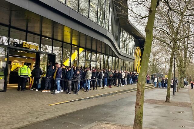 Die BVB-Fans warten vor der Fanwelt.