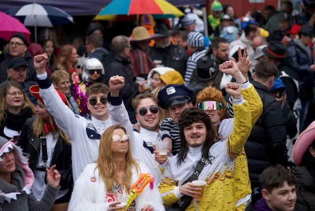 Fantasievoll kostümiert feierten 2023 mehrere hundert Besucher Straßenkarneval im Kulturzentrum Agora. Es war aber wegen des Dauerregens nicht so viel wie sonst.