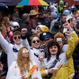 Fantasievoll kostümiert feierten 2023 mehrere hundert Besucher Straßenkarneval im Kulturzentrum Agora. Es war aber wegen des Dauerregens nicht so viel wie sonst.