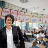 Schulleiterin Susanne Schäfer vor einer Schulklasse. (Montage)
