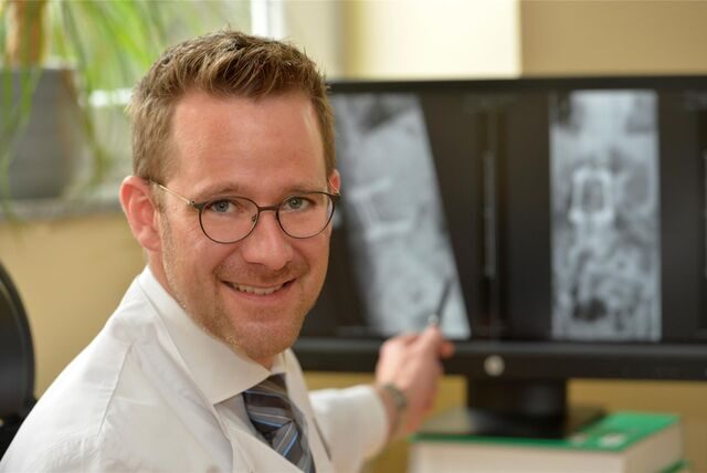 In der medizinischen Mediathek des Marien-Hospitals erhalten Zuschauer Einblicke in Operationstechniken. Hier erklärt Dr. Marc Röllinghoff, wann welche Operationen an der Wirbelsäule sinnvoll sind.