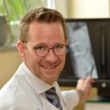 In der medizinischen Mediathek des Marien-Hospitals erhalten Zuschauer Einblicke in Operationstechniken. Hier erklärt Dr. Marc Röllinghoff, wann welche Operationen an der Wirbelsäule sinnvoll sind.
