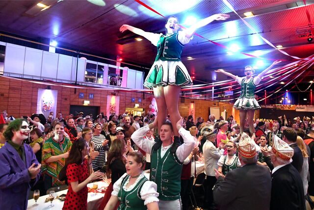 Tolle Stimmung bei der Karnevalsitzung CCCS Rot-Weiß und dem Auftritt der Husaren Grün-Weiß Siegburg.