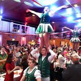 Tolle Stimmung bei der Karnevalsitzung CCCS Rot-Weiß und dem Auftritt der Husaren Grün-Weiß Siegburg.