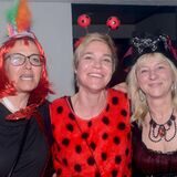 Drei Frauen in bunten Kostümen bei der Karnevalsfeier der 4. Waltroper Kompanie.