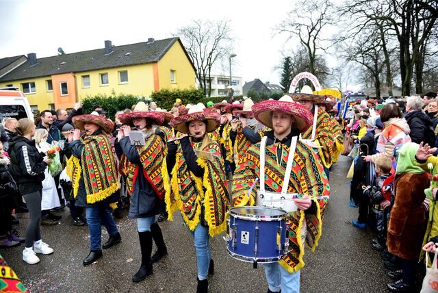 Ein Spielmannszug beim Straßenkarneval.