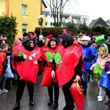 Verkleidete Teilnehmer und Zuschauer beim Karnevalsumzug in Sickingmühle 2023.