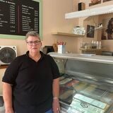 Bärbel Krolik steht vor der Eistheke. Sie ist die Geschäftsführerin der Kuhbar-Filiale in Castrop-Rauxel.
