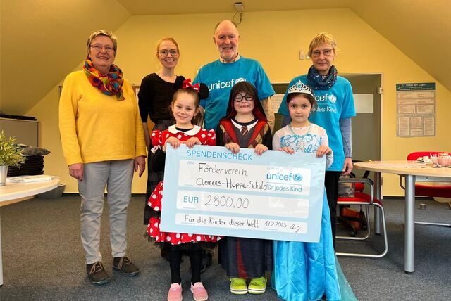 Bei der Spendenübergabe an der Clemens-Höppe-Schule: Christel Berg, Cornelia Albers vom Förderverein der Schule, Jürgen Ahrens und Sibylle Matuszewski von Unicef und die Schüler Mina, Mats und Ashna.