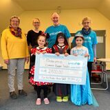 Bei der Spendenübergabe an der Clemens-Höppe-Schule: Christel Berg, Cornelia Albers vom Förderverein der Schule, Jürgen Ahrens und Sibylle Matuszewski von Unicef und die Schüler Mina, Mats und Ashna.