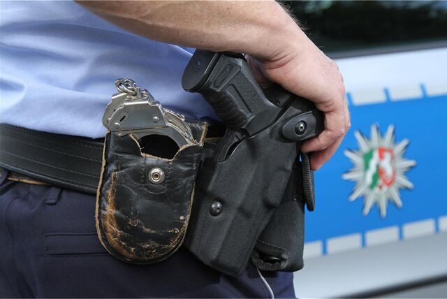 Ein Polizist mit einer Dienstwaffe