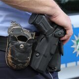 Ein Polizist mit einer Dienstwaffe
