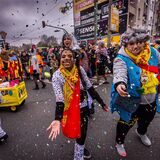 Verkleidete Personen feiern am Rosenmontag auf einem Karnevalsumzug in Dortmund.