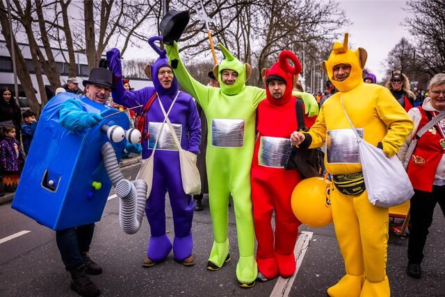 Fünf verkleidete Karnevalisten an Dortmunds Rosenmontagszug 2023