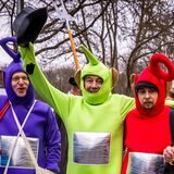 Fünf verkleidete Karnevalisten an Dortmunds Rosenmontagszug 2023