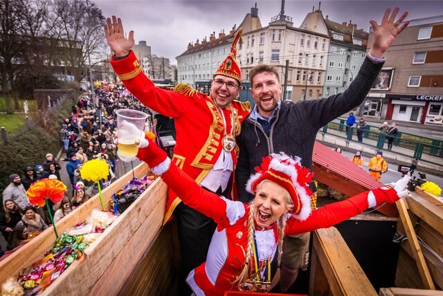 Auf einem Karnevalswagen des Dortmunder Rosenmontagszugs 2023 in der Nordstadt