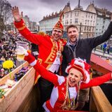 Auf einem Karnevalswagen des Dortmunder Rosenmontagszugs 2023 in der Nordstadt