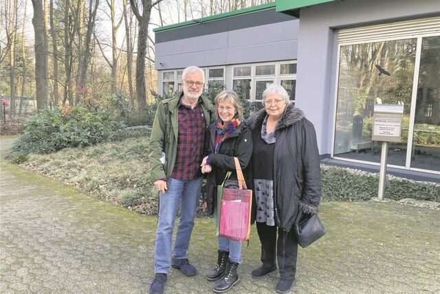 Im Namen der Initiative „Zukunft findet Stadt“ laden (v. r.) Hannelore Apitzsch, Irene Rasch-Erb und Kurt Langer in die Scharounschule ein.