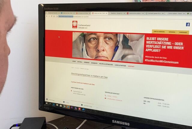 Bildschirm zeigte Website von Caritasverband Ostvest