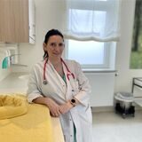 Oberärztin Dr. Adina Abel steht im Kreißsaal im St. Rochus-Krankenhaus in Castrop-Rauxel.