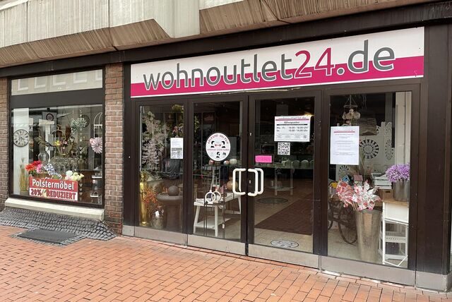 Die wohnoutlet24-Filiale in der Castroper Altstadt verkauft Möbel und Wohnaccessoires. Über einen Aushang im Schaufenster sucht der Laden nach neuen Mitarbeitern.