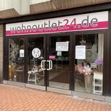 Die wohnoutlet24-Filiale in der Castroper Altstadt verkauft Möbel und Wohnaccessoires. Über einen Aushang im Schaufenster sucht der Laden nach neuen Mitarbeitern.