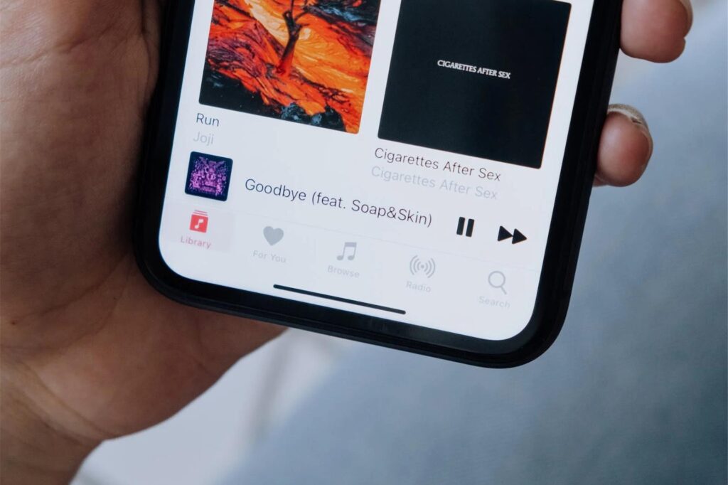 iphone spielt musik ab