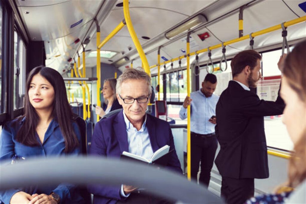 mann liest im bus